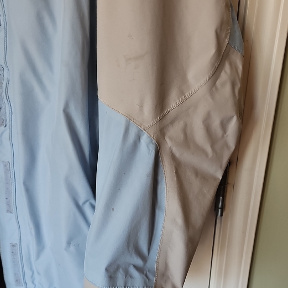 The North Face Women’s Two-Tone Light Blue and Light Gray Ski Jacket Shell - Picture 6 of 6